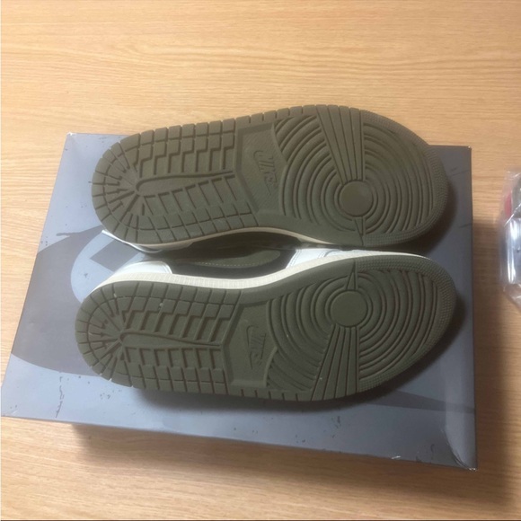 Travis Scott x Wmns Air Jordan 1 Retro Low OG SP ‘Olive’ - Picture 5 of 7